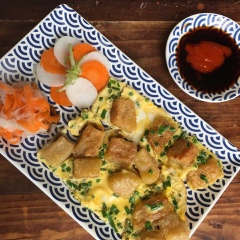 Khuấy đều nước tương, tương ớt, đường, giấm và ít nước lọc sao cho có vị mặn ngọt, cay cay vừa ăn là được (tùy khẩu vị của các bạn mà gia giảm nhé!). Khi ăn có thể chấm hoặc rưới lên trộn đều tùy sở thích. Mình rất mong nhận được những hồi âm từ những bạn sẽ làm theo công thức của mình nhé! Bao ngon và đảm bảo thành công ngay lần đầu luôn đấy!