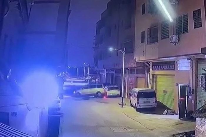 Ô tô lao trúng nắp hố ga, bay lên không rồi đè trúng xe máy đang chạy phía sau - Tạp chí Doanh Nghiệp Việt Nam