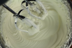 Cho 150ml kem whipping với 20gr đường vào âu. Dùng máy đánh trứng đánh đến khi nào kem bông lên cho vào ngăn mát tủ lạnh tới khi dùng