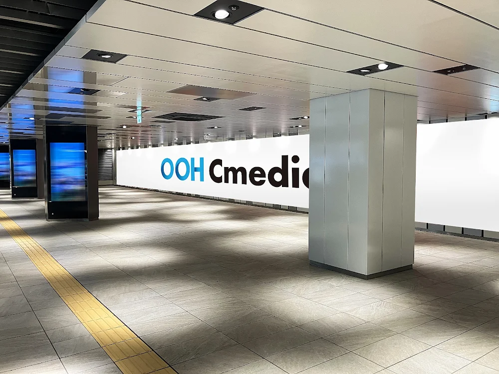 大阪駅前地下道　東西通路DS・ポスター・東広場カラムフルジャック
