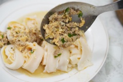 Cho phở cuốn cắt khoanh ra dĩa, rưới nước sốt thịt bằm lên trên phở. Vị cay cay của sốt hòa quyện với thị bằm dai dai tạo ra món ăn đơn giản nhưng hấp dẫn ngon khó cưỡng. Bữa sáng cuối tuần mà có phở cuốn sốt Tứ Xuyên này thì đúng là "bá cháy" luôn đó.