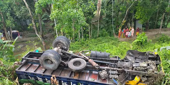 টরকী নীলখোলা ব্রিজের রেলিং ভেঙে ট্রাক খালে