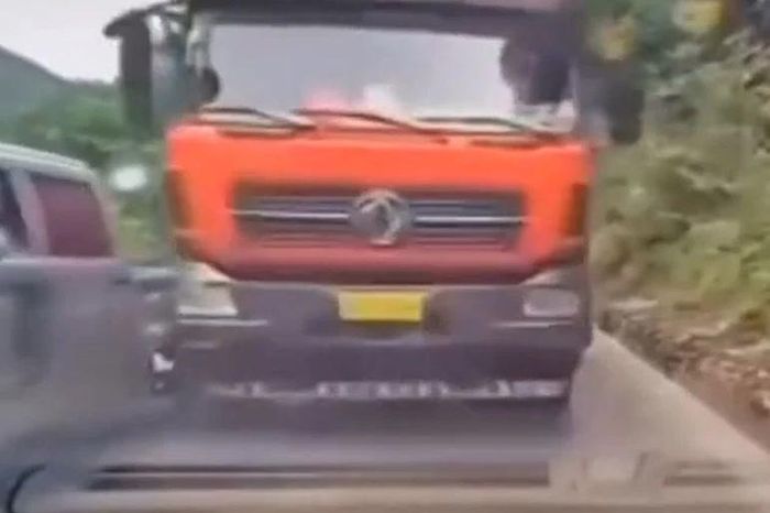 Xe tải mất kiểm soát lấn làn trên đèo, ô tô con lùi gấp thoát cú đối đầu trong gang tấc - Tạp chí Doanh Nghiệp Việt Nam