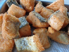 Cá cắt miếng nhỏ vừa ăn, ướp với 2 muỗng canh nước mắm và 1/2 muỗng cà phê tiêu khoảng 30 phút. Đun nóng nhiều dầu ăn trong chảo, xóc đều cá đã ướp với bột chiên xù cho áo đều rồi thả vào chảo chiên chín vàng giòn thì vớt ra để ráo dầu.