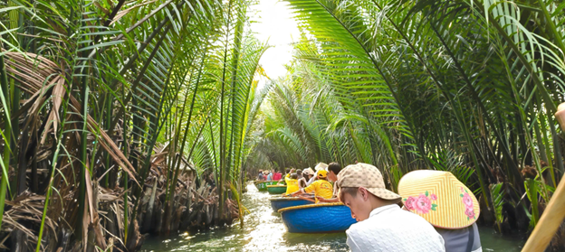 Sinh viên Sư phạm Địa lý Trường Đại học Đây Bắc thực tế chuyên môn tại Miền trung: hành trình kết nối lý thuyết và thực tiễn
