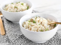 Khi ăn bạn chỉ cần xới cơm lên và thưởng thức cùng các món ăn ngon miệng khác thôi nào. Cơm nấu hạt thì là khá lạ, thơm thơm kèm chút vị béo của bơ giúp cho món cơm không còn tẻ nhạt như trước nữa nhé. Nhanh tay lưu ngay công thức lại nha.