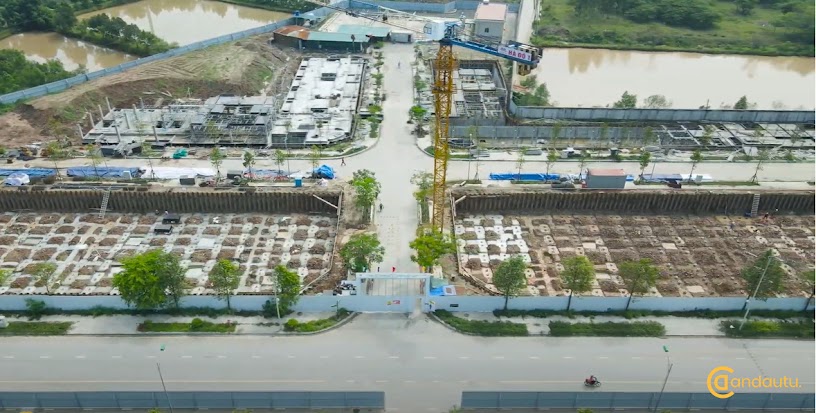 <p>Phân khu Mộc Cầm nằm tiếp giáp với đường vành đai 3.5, được thi công xây dựng với tổng số căn là 143 căn, diện tích từng căn dao động từ 126m2 – 400m2, số tầng là 3-4 tầng.</p>
<p>Phân khu này đang được chủ đầu tư ép cọc và làm móng cho các căn biệt thự song lập và đơn lập. Các sản phẩm chính của phân khu này là biệt thự và shophouse.</p>