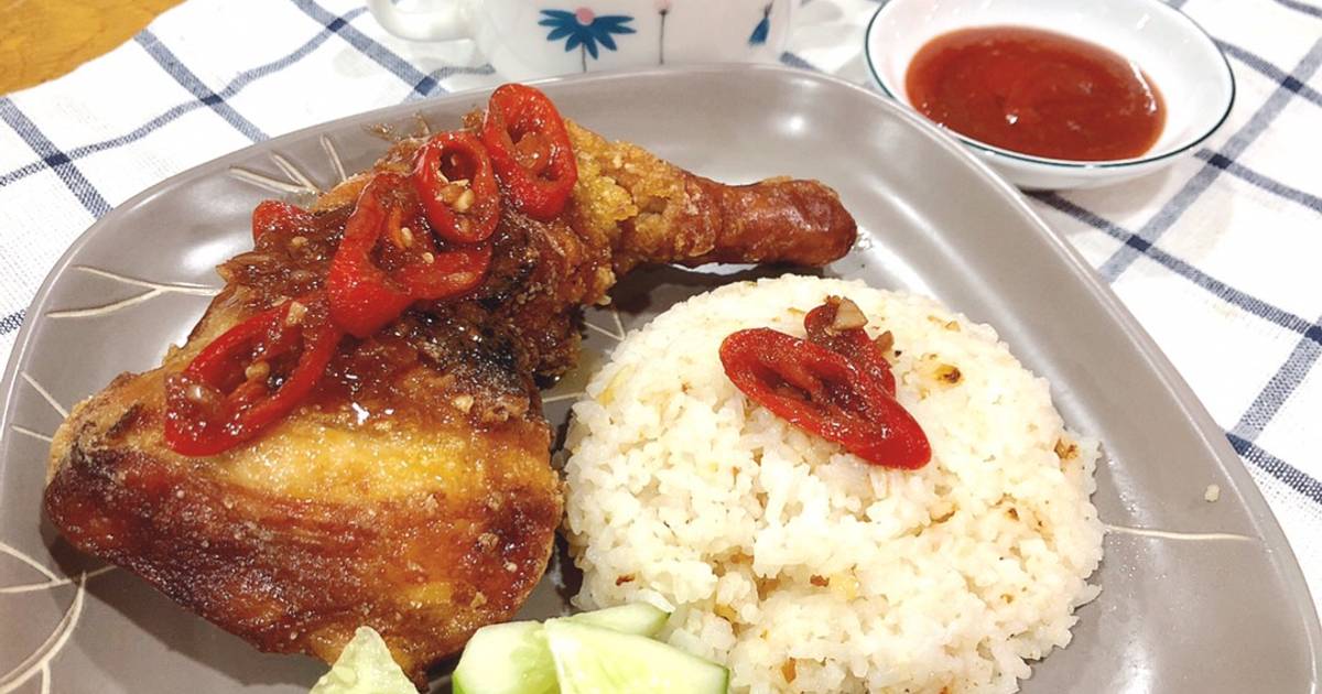 Gà quay da giòn, ăn kèm cơm chiên tỏi và canh nấm
