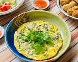 Cho trứng đã đánh tan vào, đậy nắp lại cho chín đều. Khi chín rắc thêm ít hành lá vào, rồi cho ra đĩa thêm ít tiêu, trang trí thêm lá ngò rí để thơm ngon và đẹp mắt hơn nhé!