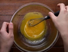 Cho lòng đỏ trứng, đường, sữa và bột bánh pancake vào trộn đều cho đến khi mềm mịn. Trong một cái tô lớn, thêm lòng trắng trứng vào đánh tốc độ vừa đến khi bông cứng. Cho lòng trắng trứng vào hỗn hợp bột bánh trộn đều đến khi kết hợp. Lưu ý trộn nhẹ để đảm bảo bột không xẹp.
