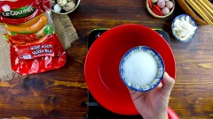 Làm nước màu: cho vào nồi 50gr đường cùng với 15ml nước, nấu cho đường tan. Khi nước đường sôi lên chuyển sang màu nâu vàng thì đổ thêm 20ml nước vào, khuấy đều cho tan.