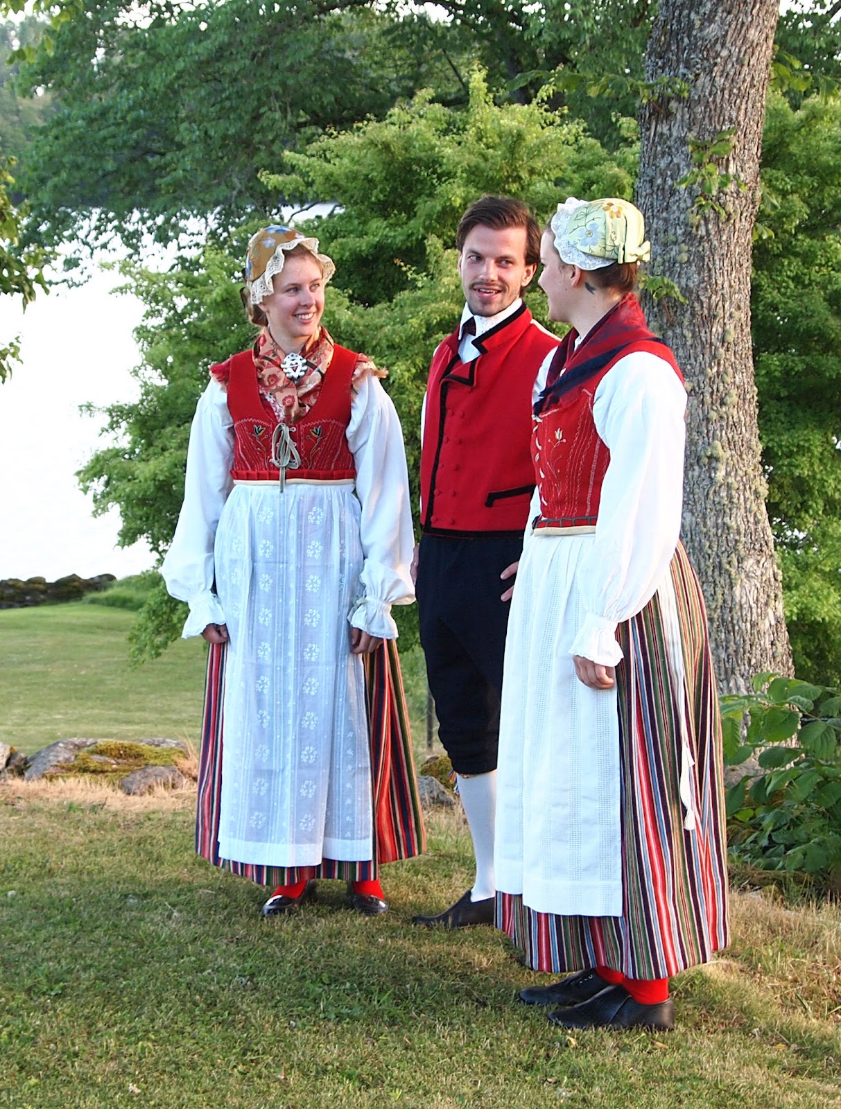 Småland, Östra. Dräkterna som bärs på bilden är sydda på 60- och 70-talet. Foto Depui.