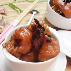 Trình bày chân giò hầm ngũ vị ra chén và ăn cùng cơm trắng hay bánh mì đều rất ngon đó. Cuối tuần làm một nồi chân giò hầm để bồi bổ sức khỏe cho gia đình nhé!