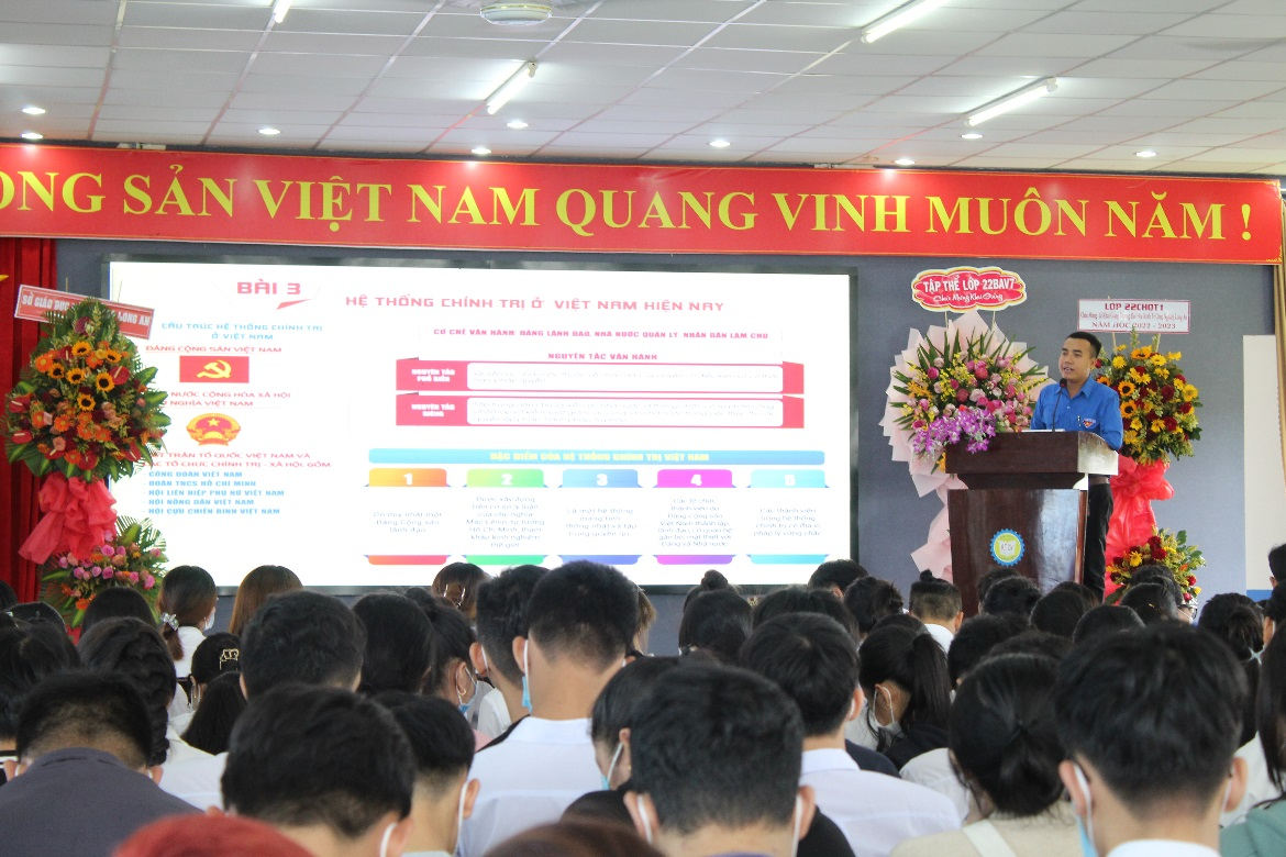 Sinh hoạt đoàn với các nội dung lý luận chính trị