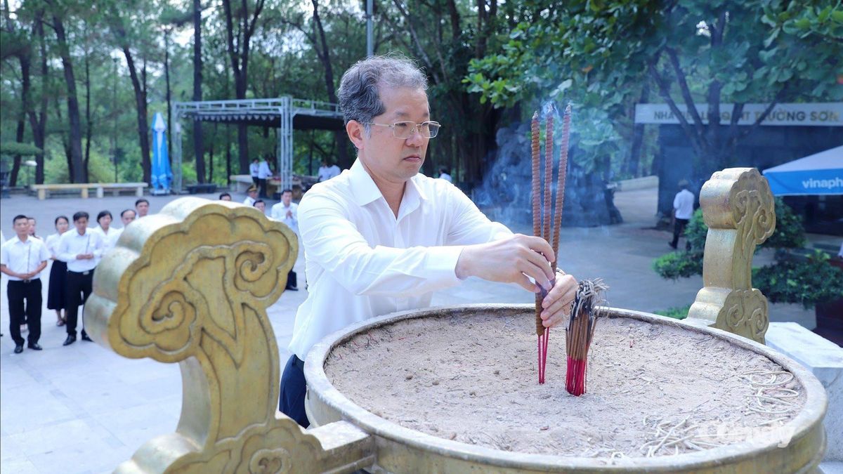 Đoàn công tác Tòa án nhân dân tối cao tưởng niệm Anh hùng liệt sĩ - Báo Công Lý