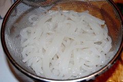 Khi chế biến, cần đun sôi 1 nồi đầy nước rồi mới thả sợi bánh canh vào luộc cho đên khi sợi bánh canh chuyển trong là được. Vớt bánh canh bột lọc ra để riêng.