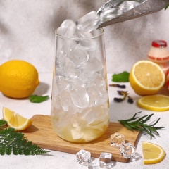 Cho vào ly 4 tép chanh vàng cắt nhỏ, 40ml syrup đường, dùng chày dằm nát. Sau đó cho đá viên vào gần đầy ly, thêm soda, nước yakult, nước hoa đậu biếc. Màu tím của nước hoa đậu biếc hòa quyện cùng soda chanh và yakult tạo nên một màu sắc rất hấp dẫn.