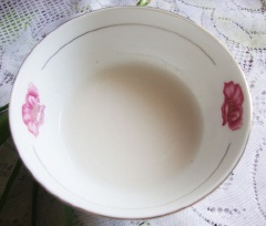 Dưa leo rửa sạch, để dưa leo qua 1 bên. Ngâm rửa sạch tấc cả rau củ cong lại, rồi gọt vỏ. Thịt cũng rửa sạch. Bột bắp pha với 1 muỗng canh nước lọc.
