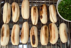 Đem chuối ra nướng trên than, muốn chuối ngon thì trái chuối nướng phải được trở đều, và không được cháy đen. Chuối nướng chín khi mà màu hơi phớt vàng, da hơi khô, rất nóng, ruột mềm, không chát và vẫn giữ được độ ngọt bên trong ruột