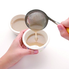 Rót súp cho vào rây để lược qua cho mịn 1 lần nữa là có thể an tâm cho bé ăn dặm rồi nhé!