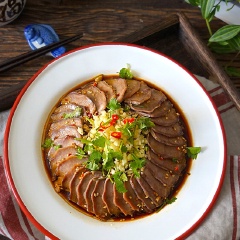 Cuối tuần tụ họp bạn bè hay gia đình quây quần bên nhau, bạn có thể thử làm món Lưỡi gà luộc sốt dầu cay này để làm món nhắm hoặc ăn cùng cơm cũng đều ngon nha.