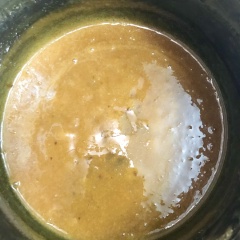 Cho tất cả nguyên liệu phần mousse vào đun ở lửa trung bình, hớt bọt và khuấy đều mỗi 15 phút. Đến khi thấy sữa đặc lại và chuyển sang màu nâu caramel thì tắt bếp.