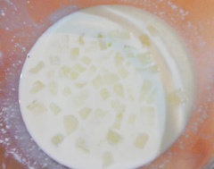 Cách làm sữa chua nha đam: Cho sữa đặc ra tô cùng 200ml nước nóng, khuấy đều. Tiếp đến, cho nha đam, sữa tươi, sữa chua vào cùng, trộn đều.