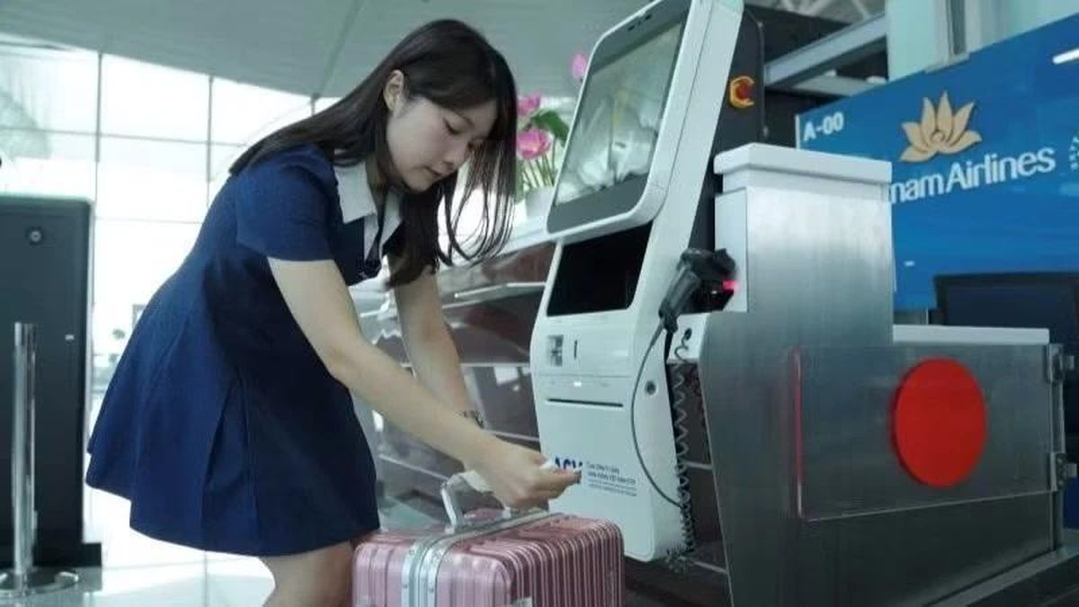 Khách bay quốc tế có thể tự làm thủ tục gửi hành lý tại sân bay Nội Bài - Chuyên trang An Ninh Thủ Đô - Báo Công an nhân dân