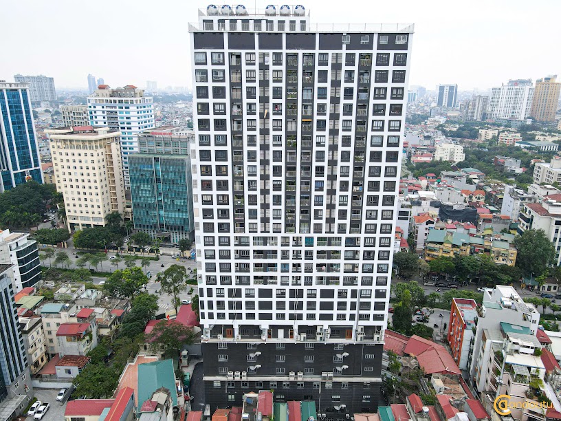 <p>Hệ thống ph&ograve;ng ch&aacute;y chữa ch&aacute;y, kiểm so&aacute;t an ninh, &acirc;m thanh, vệ sinh m&ocirc;i trường đều được thiết kế, lắp đặt đồng bộ trong t&ograve;a nh&agrave; từ tầng hầm, c&aacute;c tầng thương mại, văn ph&ograve;ng, c&aacute;c khu tiện &iacute;ch phục vụ cộng đồng v&agrave; từng căn hộ đạt ti&ecirc;u chuẩn quốc tế.</p>
<p>Nội thất của dự &aacute;n được chủ đầu tư ch&uacute; trọng khi sử dụng to&agrave;n bộ l&agrave; nội thất cao cấp từ c&aacute;c thương hiệu nổi tiếng trong v&agrave; ngo&agrave;i nước như: Hafele, Kohler, Schneider, Daikin&hellip;mang lại chất lượng cuộc sống tốt nhất cho cư d&acirc;n.</p>