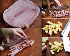 Thịt nguội và phô mai cắt nhỏ. Hẹ rửa sạch, cắt nhỏ.
