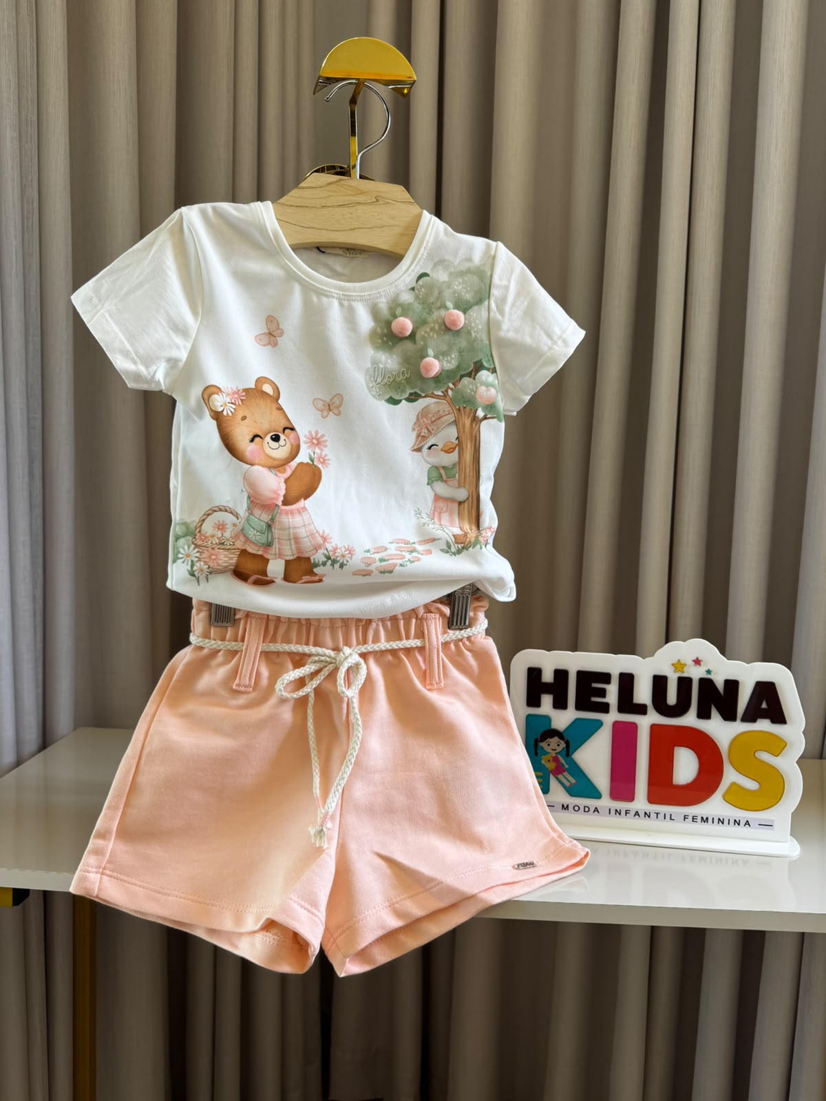 Conjunto infantil Ursinhos com pompons ao lado da placa Heluna Kids