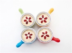 Tiếp theo, cho nho và vani vào và trộn đều nào! Chia bột vào khoảng 2/3 khuôn cupcake này.Các bạn có thể xếp thêm một ít nho khô ở trên để trang trí. Cuối cùng, các bạn chỉ cần hấp bánh trong khoảng 20-25' phút là bánh chín.