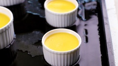 Rắc đường cát lên trên, dùng đèn khò để caramen đường cát, dùng bí đỏ ngâm đường để trang trí.