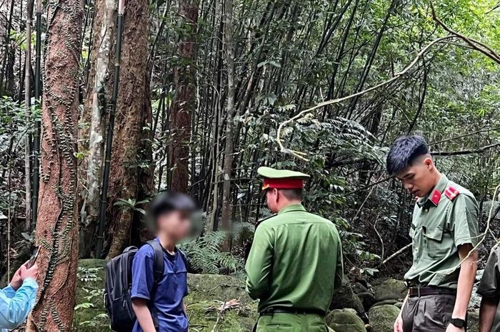 Giải cứu nghẹt thở trong rừng Tây Yên Tử sau cuộc gọi cầu cứu - Báo Tiền Phong