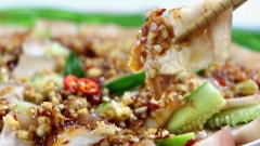 Cùng thưởng thức thôi nào, rưới đều sốt lên phần thịt ba chỉ đã cắt vừa ăn. Thêm một chút dưa leo để chống ngán lại vừa trang trí cho đẹp mắt. Vậy là món ba chỉ sốt tỏi cay đã hoàn thành rồi.
