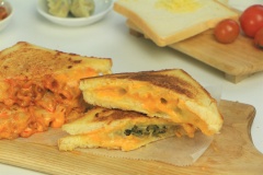 Sandwich mandu cheese có bánh mandu với phần nhân thịt, củ cải muối và phô mai béo ngậy, bánh được áp chảo nóng giòn vỏ bên ngoài còn bên trong vẫn mềm. Nhân bánh đầy ụ, thơm vị thịt và hẹ, cắn một miếng bánh sandwich giòn rụm, bạn sẽ cảm nhận được ngay phần phô mai béo ngậy chảy ra trong miệng, kết hợp với cả bánh xếp mandu mằn mặn nữa, ngon lắm luôn ý. Còn chờ gì nữa, vào bếp và triển ngay thôi!