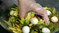 Trộn đều cùng 20gr rau răm, 1 muỗng canh đường, 2 muỗng canh muối ớt tôm, 2 muỗng canh ớt sa tế. Sau khi bạn đã trộn đều thì cho thêm 10 quả trứng cút đã luộc bóc vỏ vào, bạn cho trứng vào lúc này để tránh bị nát trứng, cho cóc trộn ra dĩa và dùng ngay nhé!