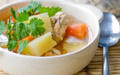 Để sôi trong 15 phút là các nguyên liệu chín. Cho cần tây cắt khúc vào, rồi tắt bếp. Múc ra tô và thưởng thức.