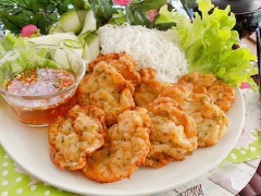 Trong lúc đợi chả tôm chín, pha chế nước mắm chua ngọt tùy sở thích của gia đình. Chả tôm cho ra đĩa, có xà lách, dưa leo và bún, đừng quên chén nước mắm ớt chua ngọt nhé! Ngoài ra, có thể chấm tương ớt, tương cà ăn cùng với cơm rất ngon.