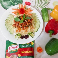 🍀Hoàn thành: Cho Mì Spaghetti ra đĩa và cho hỗn hợp xốt lên trên mặt,rắc thêm tiêu, ngò rí và vài lát ớt để lên trên làm tăng thêm hương vị cho món ăn.