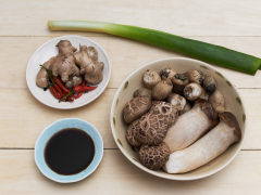 Nấm đông cô ngâm nước ấm cho mềm, vắt nước cho thật khô để ráo. Nấm đùi gà rửa sạch cắt miếng vừa ăn. Nấm rơm rửa sạch, cắt cuống, cắt đôi. Gừng cạo sạch vỏ, thái sợi. Hành boa rô thái mỏng.
