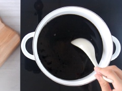 Sương sáo: Trong một cái xoong, cho nước, bột sương sáo, đường vào khuấy đến khi tan hết bột và đường, nấu lửa nhỏ cho đến khi hỗn hợp hơi sệt lại thì khuấy tiếp khoảng 5 phút tắt bếp. đổ vào tô để nguội và cho vào tủ lạnh làm đông. (Khuấy đều tay để tránh bột dính đáy xoong)