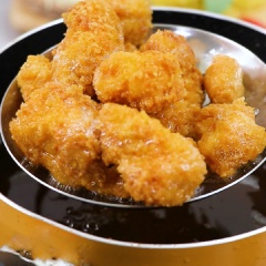 Cắt nhỏ 200gr ức gà, ướp cùng 1/2 muỗng cà phê hạt nêm, trộn đều. Sau khi ướp cho gà lăn qua bột chiên giòn, rồi lăn đều qua lòng đỏ trứng gà khuấy tan, cuối cùng áo thêm lớp bột chiên xù và đem chiên vàng giòn.