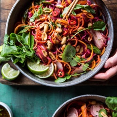 Pha nước trộn gỏi: Cho nước tương, nước mắm chay, nước cốt chanh, gừng băm, ngò rí băm, dầu olive, tương ớt, dầu mè trộn đều với nhau. Khi cần thưởng thức, bạn rưới nước trộn lên tô rau củ rồi trộn đều, rắc đậu phộng rang và lá húng quế lên.