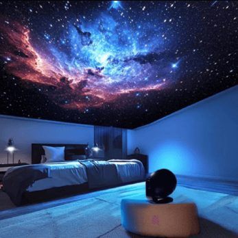 Chambre sous un plafond de nébuleuse projetée