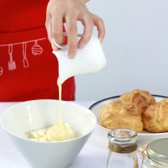 Kem phô mai: Cho 100gr kem phô mai(Creamcheese) và 50gr sữa đặc vào tô, dùng máy đánh trứng đánh cho kem phô mai hòa quyện vào sữa đặc, thêm tiếp 50ml kem whipping, đánh tốc độ nhỏ vừa đến khi kem mịn mượt, có chóp mềm. Cho kem vào túi bắt kem, bảo quản ngăn mát.