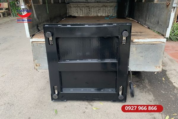 Mặt sau cân bàn điện tử 1 tấn do Tân Phát sản xuất