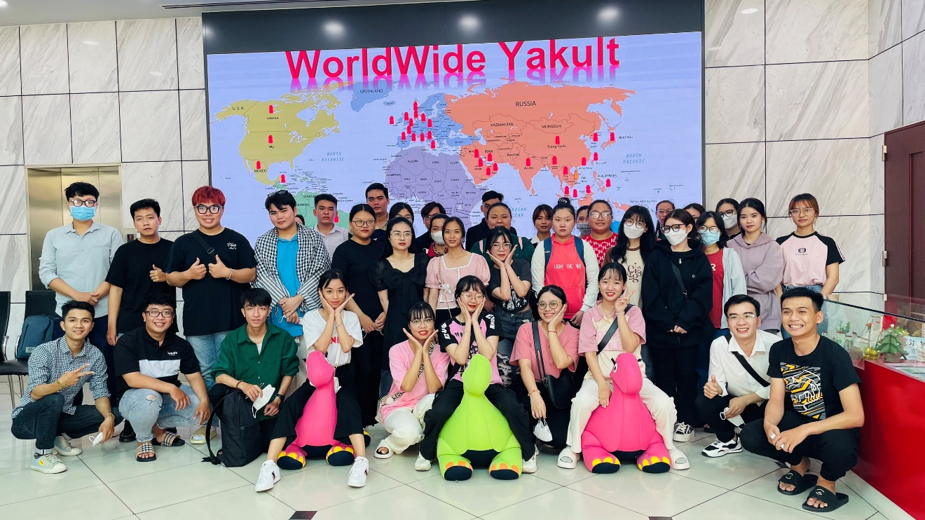 Xe 3 chụp ảnh lưu niệm tại nhà máy