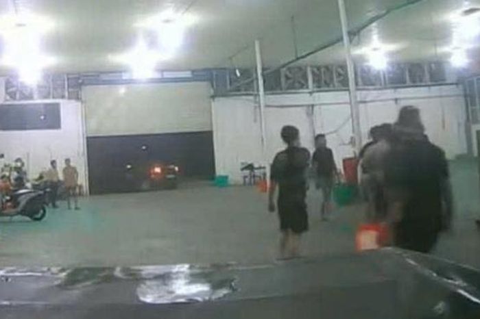 CLIP: Kinh hoàng cảnh rượt đuổi, hành hung dã man thương lái mua sầu riêng - Báo Người Lao Động