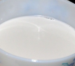 Hòa tan nước cốt dừa với đường trắng, bắc lên bếp, khuấy đều 1 phút.